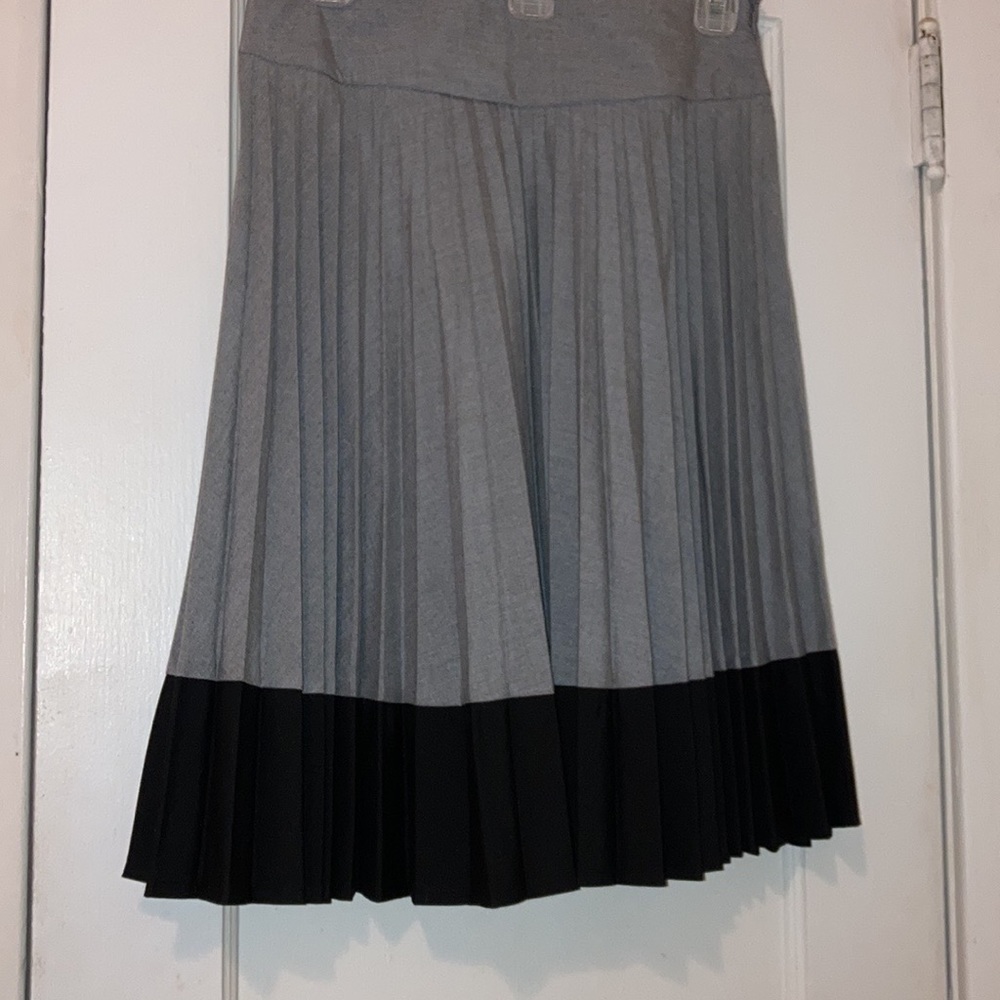 H&M Gray Pleated Skirt. Size 6